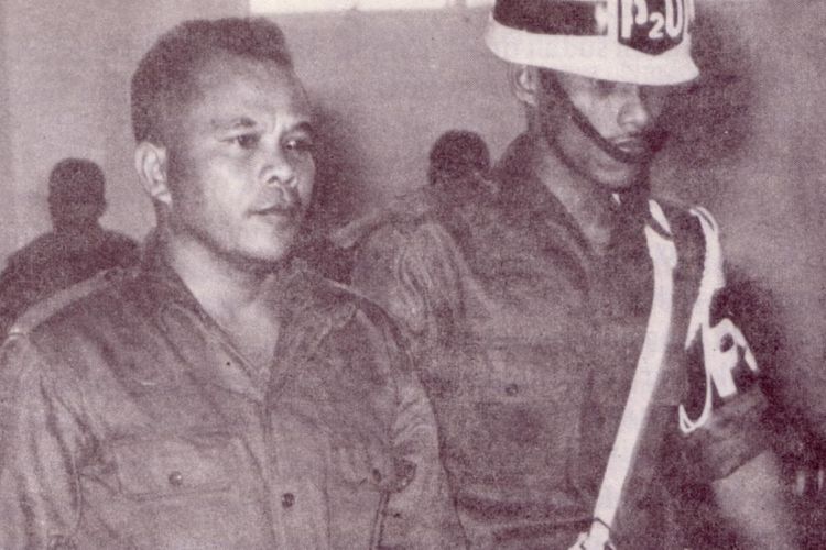 Lieutenant Colonel Untung (left), leader of the September 30 / PKI Movement, was brought to the Mahmillub Court hearing.