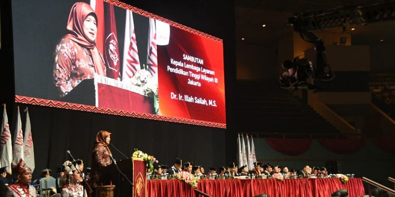 Sekretaris Jenderal Kemenperin Haris Munandar dan Kepala Lembaga Layanan Pendidikan Tinggi (LLDIKTI) Wilayah III Illah Sailah hadir dalam wisuda ke-72 Untar di Jakarta (21/10/2018). 