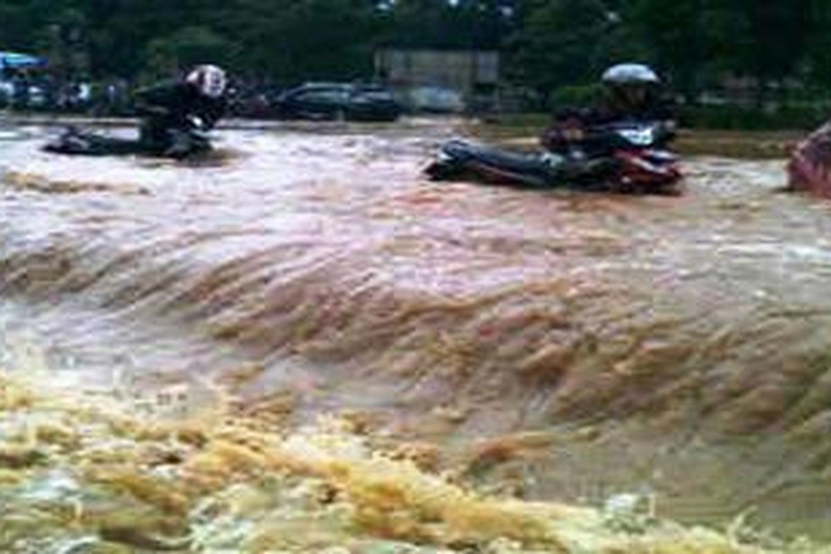 Banjir di kawasan Bundaran HI, Kamis (17/1/2013)