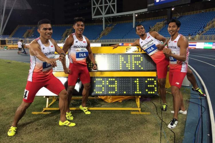 Tim lari estafet 100 meter putra Indonesia, Ahmad Fadlin, Hamid Iswandi, Eko Rimbawan, dan Yaspi Boby berpose dengan rekor nasional baru yang mereka catat saat mengikuti Asian Grandprix 2017.