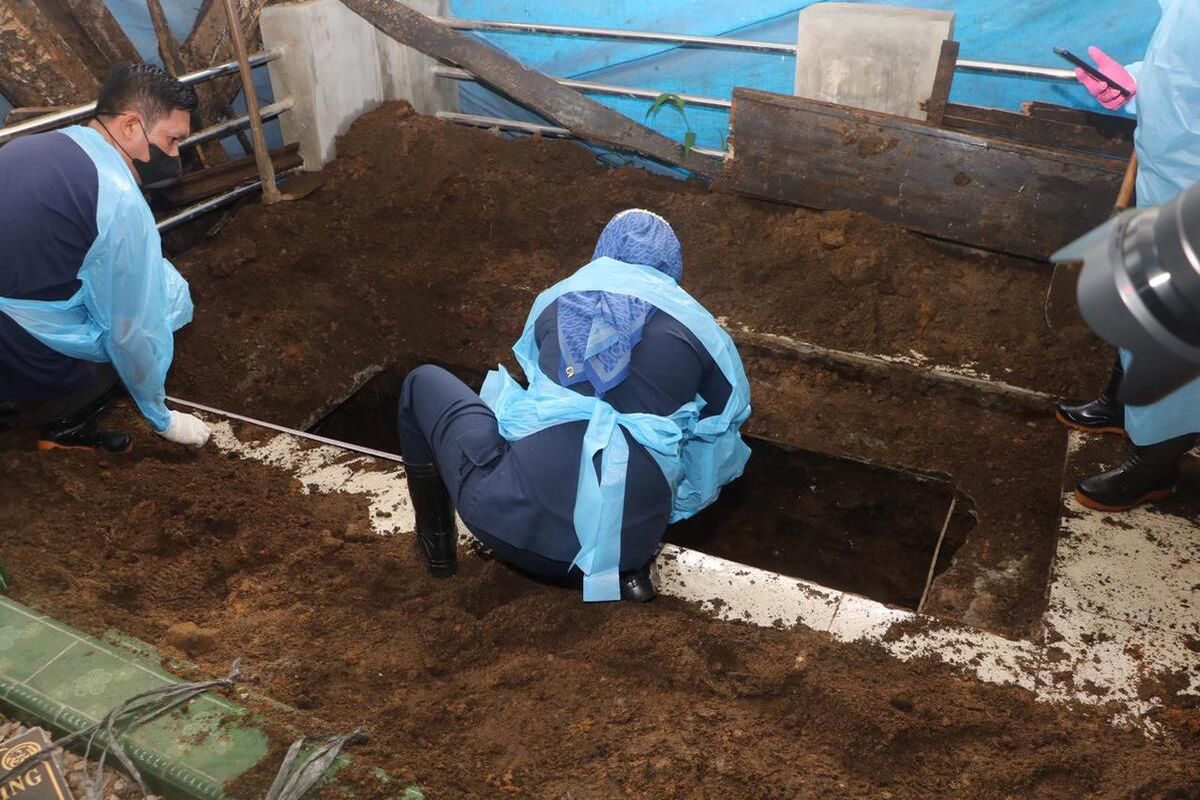 Kepolisian Daerah Sumatera Utara (Polda Sumut) membongkar dua kuburan diduga korban penganiayaan di kerangkeng milik Bupati Langkat, Terbit Rencana Perangin-angin, Sabtu (12/2/2022).