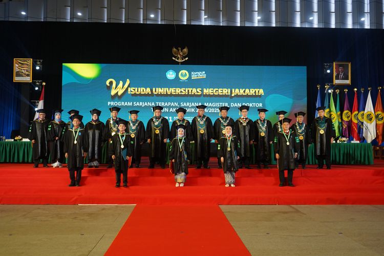 UNJ menggelar Wisuda Semester Gasal Tahun Akademik 2024/2025pada 21-24 April 2025 di GOR UNJ, Jakarta.