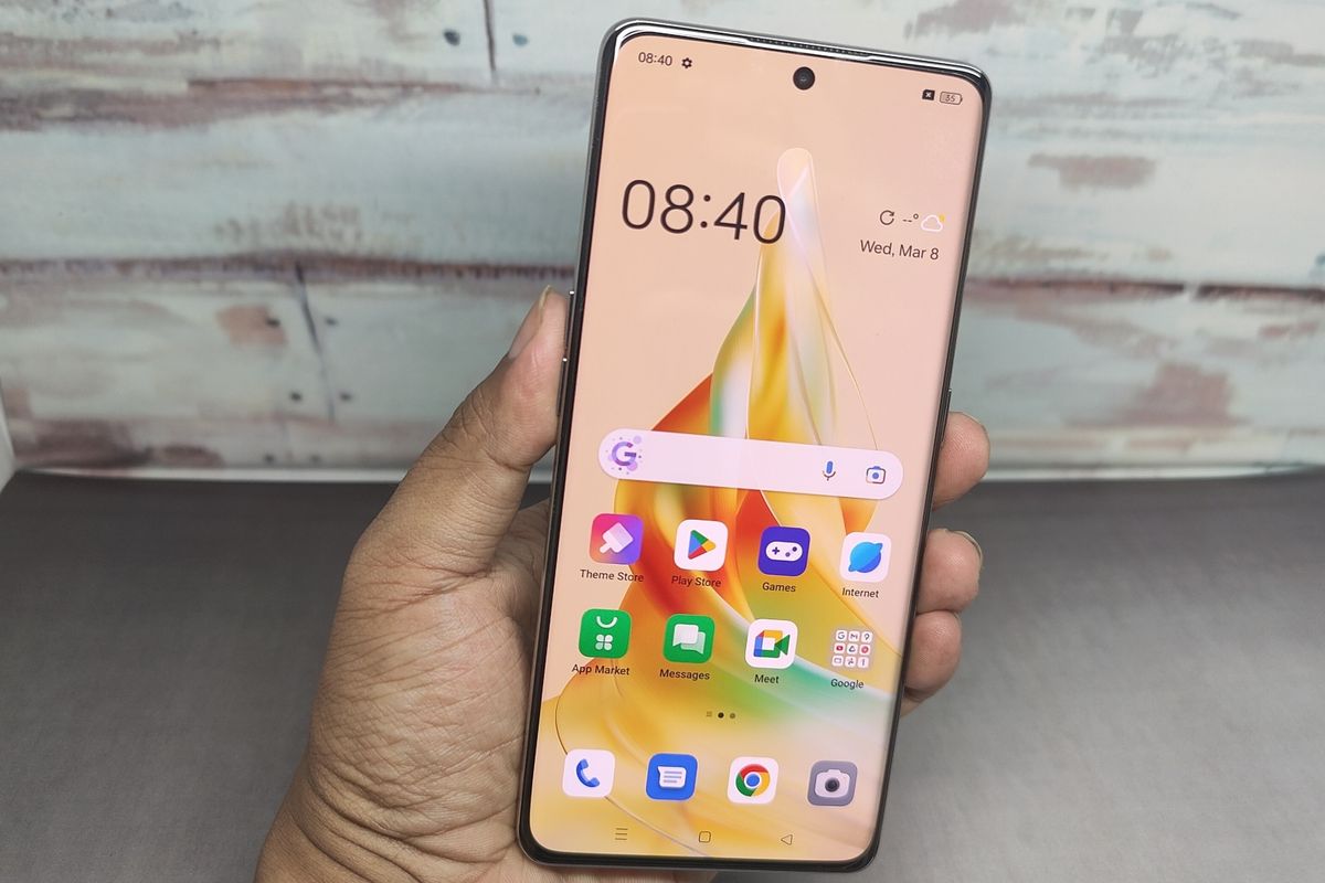 Oppo Reno8 T 5G dalam genggaman.