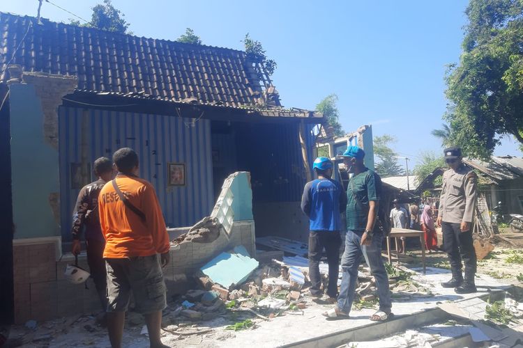 Foto: Lokasi kejadian di Desa Panji Kidul, Kecamatan Panji, Kabupaten Situbondo, Provinsi Jawa Timur rusak terkena robohan pohon akibat angin kencang pada Senin (17/6/2024). 