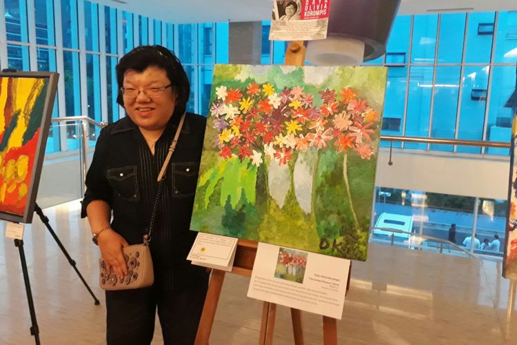 Daya Olivia Korompis (38) berdiri disamping lukisannya yang berjudul Flowers in the Garden, yang dipamerkan dalam acara amal resital piano bertajuk Differences Unite yang digelar Yayasan Naraya Kasih Indonesia dan Ananda Sukarlan Center, di JS Luwansa Hotel, Jakarta, Senin (5/3/2018). 