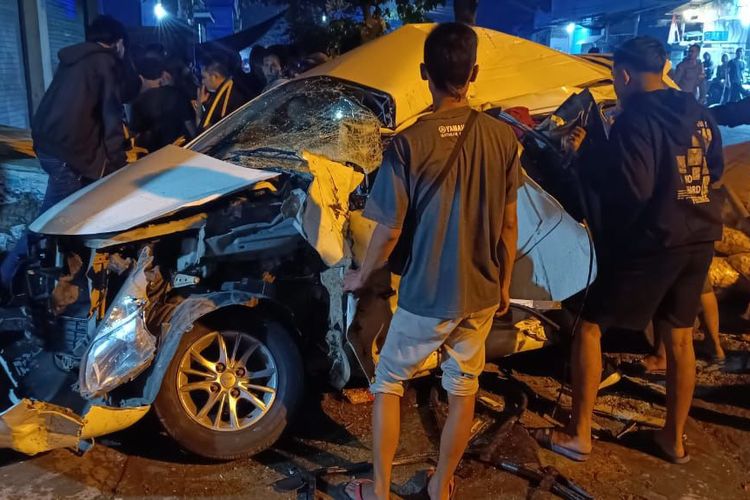Kondisi mobil minibus Daihatsu Xenia yang terlibat kecelakaan lalulintas kontra truk box di simpang empat tanpa lampu traffic light Desa Sumberejo, Kecamatan Ngasem, Kabupaten Kediri, Jawa Timur, Selasa (28/10/2025) sekitar pukul 01:00 WIB. 