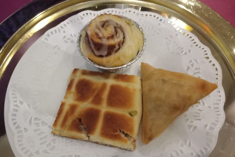 Hidangan pembuka, sambosa (segitiga), arayes (persegi), dan cinamon cake di Resto Al Jazeera Polonia, Jakarta Timur, Jakarta, Kamis, (13/9/2018).