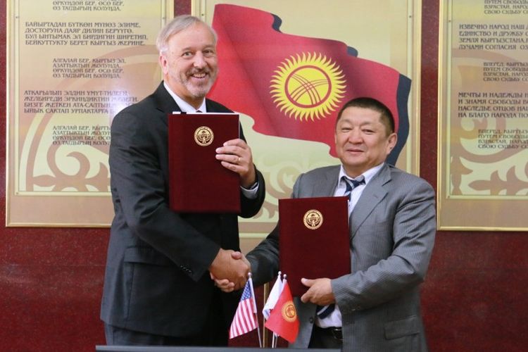 Kosmosbek Cholponbaev (kanan) saat bersama perwakilan USAID