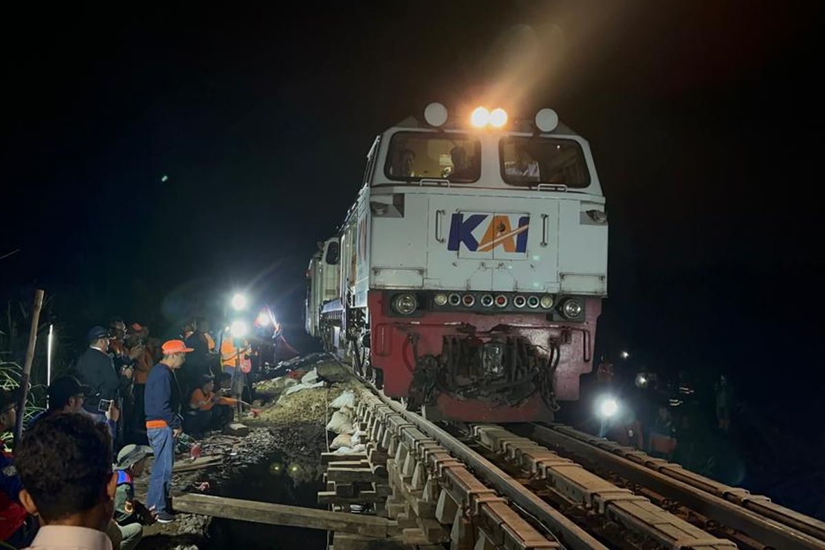 Uji coba KA Pangrango melintasi titik longsor