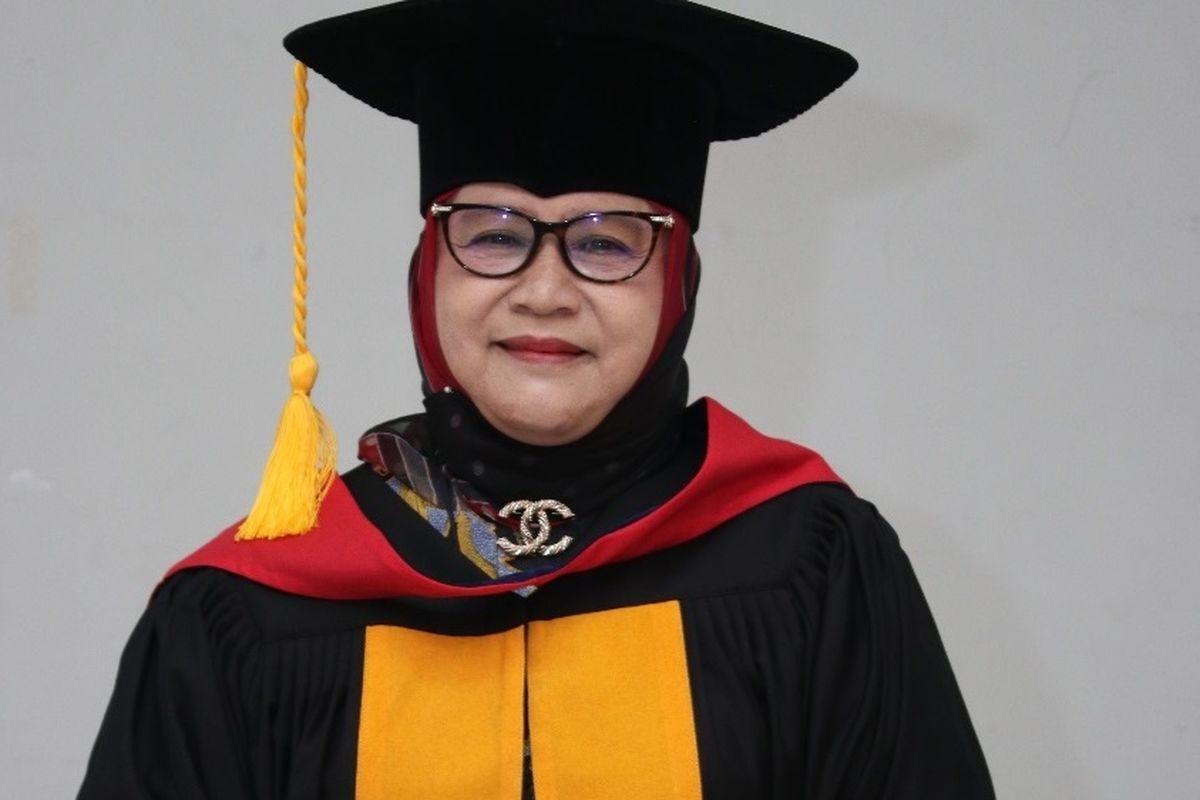 Guru Besar Universitas Pendidikan Indonesia (UPI) dalam Bidang Ilmu Pendidikan Manajemen pada Fakultas Pendidikan Ekonomi dan Bisnis (FPEB), Prof. Dr. Dra. Nani Sutarni, M.Pd.