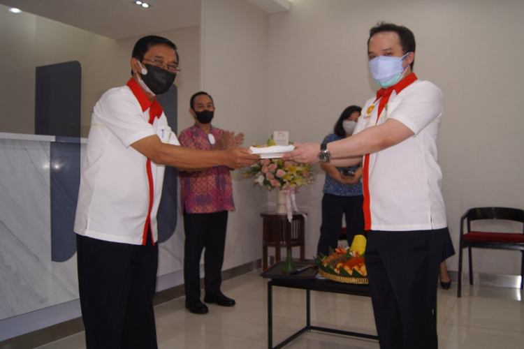 Direktur Utama Gadai ValueMax Indonesia Brian (kanan) melakukan pemotongan tumpeng sebagai simbol dimulainya operasional Gadai ValueMax Indonesia pada 5 Juli 2021. 