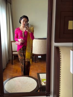 Sherina Munaf curi perhatian dengan kebaya fuchsia saat Tingalan Jumenengan Mangkunegaran. Intip detailnya.