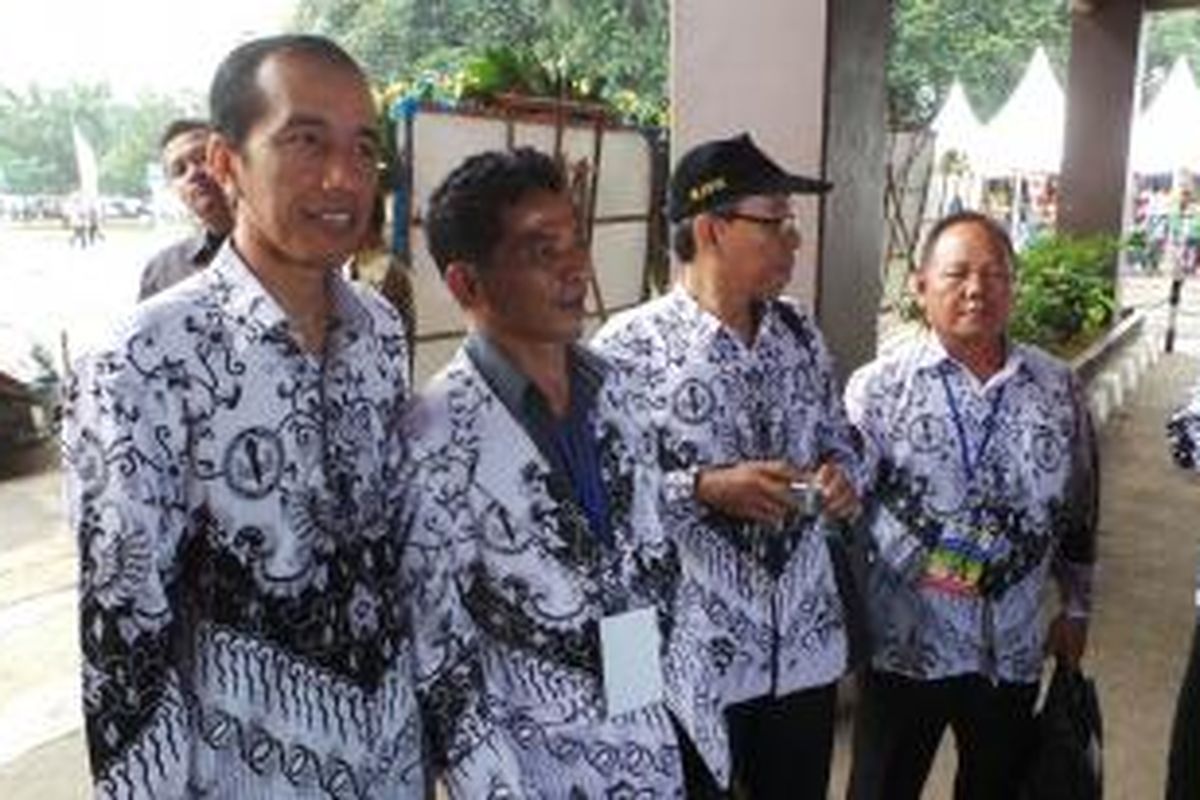 Gubernur DKI Jakarta Joko Widodo (kiri) berfoto bersama guru dari PGRI di Istora Senayan, Jakarta, Rabu (3/7/2013).
