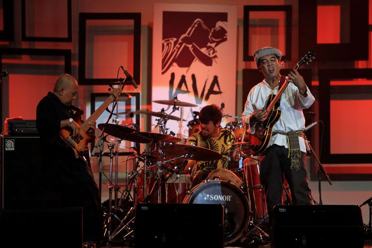 Kelompok Ligro Trio tampil pada hari pertama Java Jazz Festival 2015 di JIExpo Kemayoran, Jakarta, Jumat (6/3/2015). Java Jazz Festival 2015 yang berlangsung hingga Minggu (8/3/2015) menampilkan artis dari dalam dan luar negeri. KOMPAS IMAGES/KRISTIANTO PURNOMO