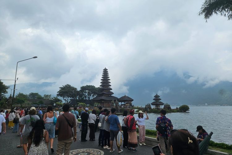 Libur Lebaran, Ulun Danu Beratan di Bedugul Bali, Dipadati 2.000 Pengunjung Per Hari