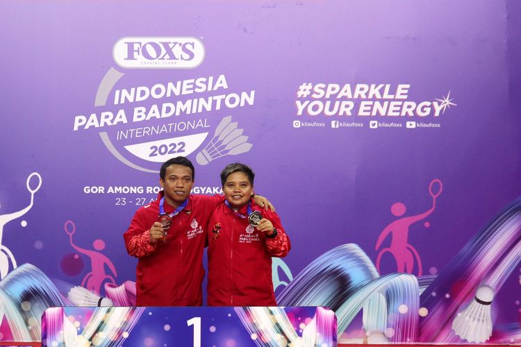 Subhan/Rina Marlina di podium juara ganda campuran - SH 6 Para Badminton International 2022 yang dihelat di GOR Amongrogo, Yogyakarta, Sabtu (27/8/2022). Indonesia menjadi juara umum Para Badminton International 2022 dengan raihan 17 gelar juara.
