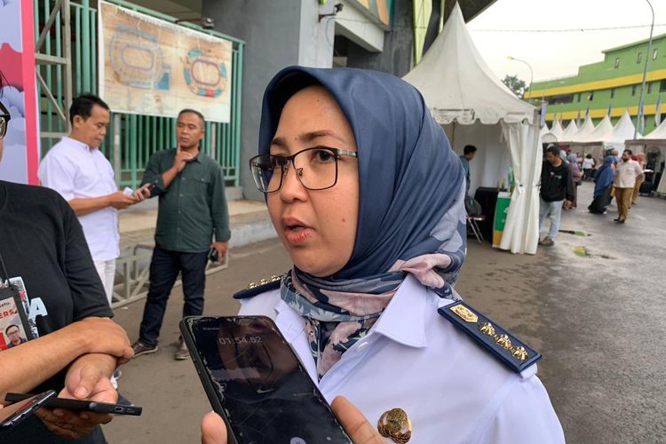 Camat Bekasi Timur, Fitri Widyati bicara soal banjir yang tak kunjut surut di Gang Cue saat ditemui di Stadion Candrabhaga, Bekasi Barat, Rabu (15/3/2023).