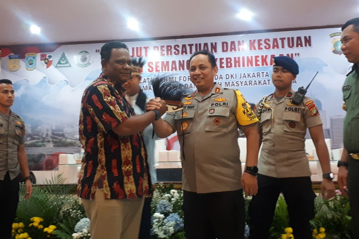 Tokoh masyarakat Papua di wilayah Jakarta Baharudin Farawowan dan Kapolda Metro Jaya Irjen Gatot Eddy Pramono di Balai Pertemuan Polda Metro Jaya, Jakarta Selatan, Jumat (23/8/2019).