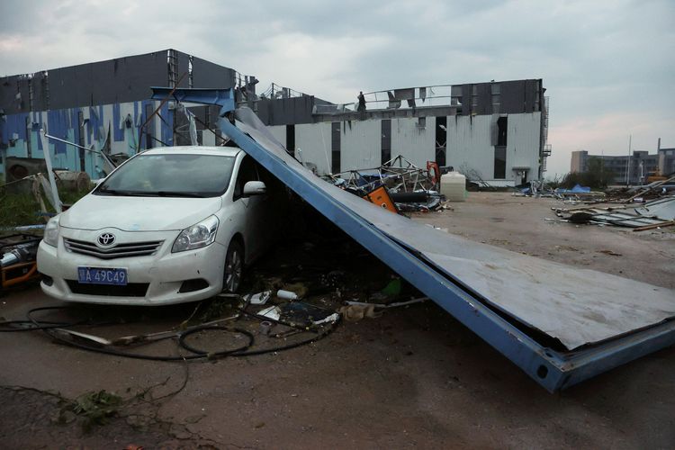 Mobil dan bangunan yang rusak terlihat setelah tornado menghantam zona ekonomi di Wuhan di provinsi Hubei tengah China pada 15 Mei 2021.