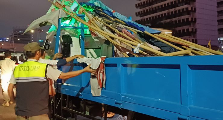 Seluruh Bendera Parpol di “Flyover” Kuningan Dicopot, Bawaslu: Tidak Ada yang Protes