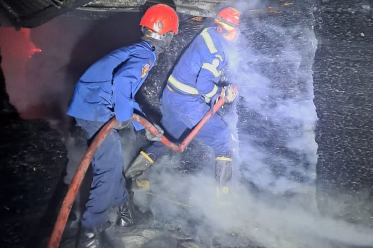 Dari Gelap hingga Terang, Damkar Berjibaku Padamkan Api di Pabrik Triplek Semarang