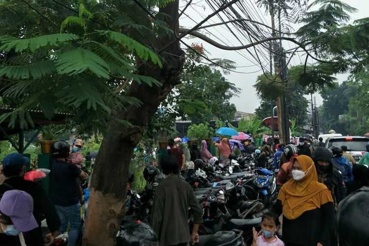 Proses pemakaman artis Vanessa Angel di Taman Makam Islam Malaka, Ulujami, Pesanggrahan, Jakarta Selatan, Jumat (5/11/2021) menjadi tontonan warga. 