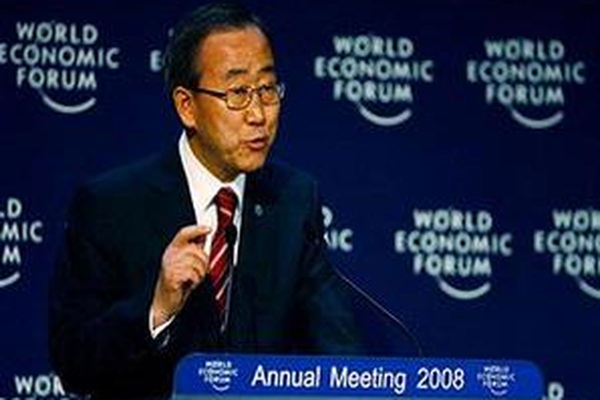 Sekjen PBB Ban Ki-Moon berbicara pada konfrensi pers hari ketiga Forum Ekonomi Dunia di Davos, Swiss, 25 Januari 2008.  