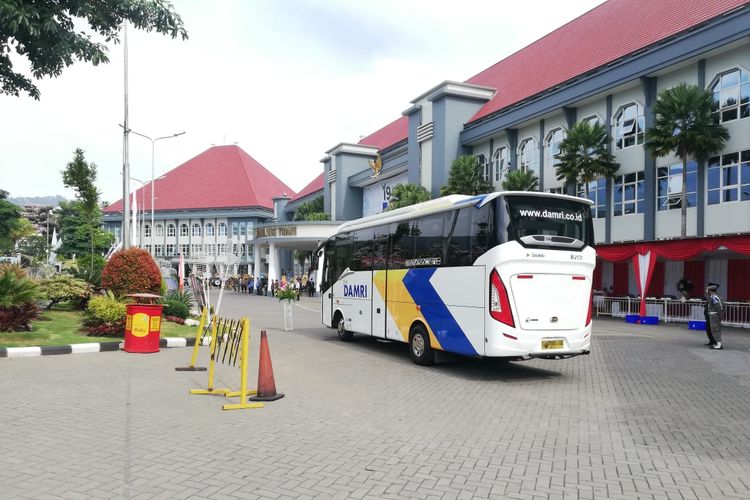 Armada bus DAMRI yang akan melayani rute Kota Wisata Batu menuju Bromo.