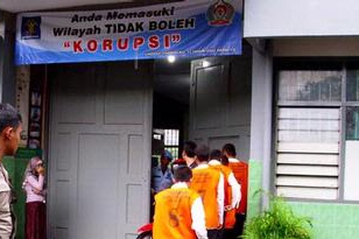 Suasana di pintu masuk Lapas kelas 1A Lowokwaru Malang, Jawa Timur. Kamis (12/4/2012).  