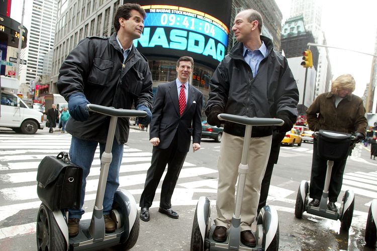 Pencipta Segway Dean Kamen (kiri) bersama CEO Amazon, Jeff Bezos (kanan) saat pembukaan perdagangan saham di bursa Nasdaq, 18 November 18, 2002 di New York.