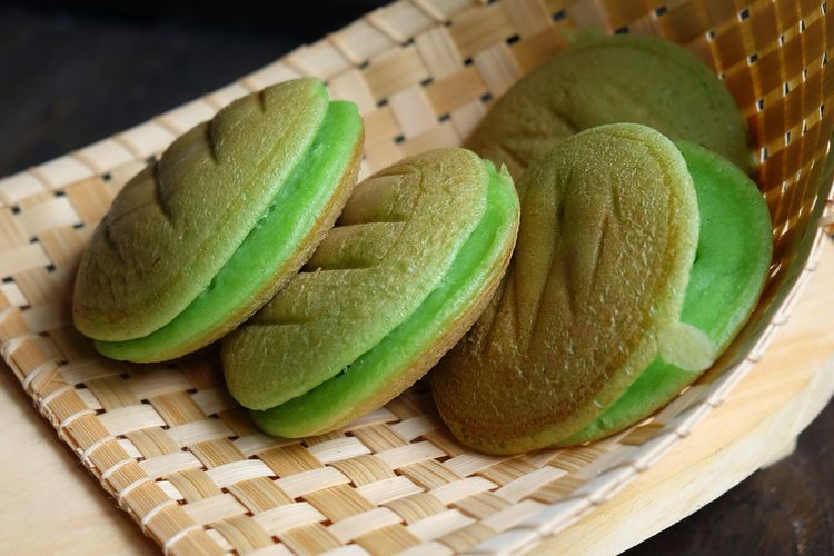 Ilustrasi serabi pandan, pancake tradisional Indonesia. 