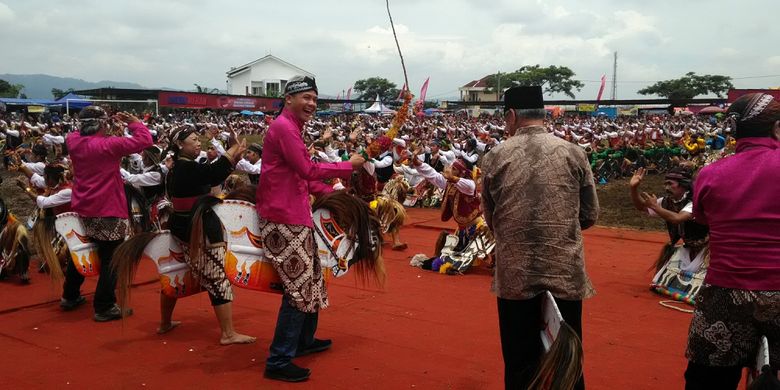 Gubernur Jateng Ganjar Pranowo asyik menari jatilan atau kuda lumping saat acara Sedekah Turonggo Bhumi Pala di Kabupaten Temanggung, Sabtu (25/11/2017). 