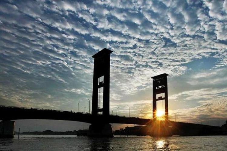 Siluet saat senja di Jembatan Ampera yang melintang di atas Sungai Musi, Palembang, Sumatera Selatan, Jumat (5/8/2016). Salah satu tempat merayakan tahun baru 2024 di Palembang. 