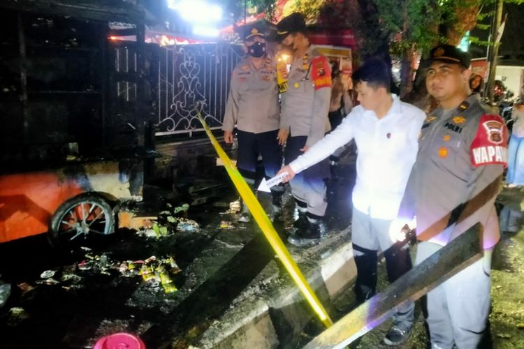 Lokasi kebakaran kios bensin eceran yang berada di Jalan Rajawali, Kecamatan Ilir Timur II, Palembang, Sumatera Selatan, Senin (30/8/2022). Akibat kejadian tersebut, seorang anak inisial RP (5) tewas di tempat.