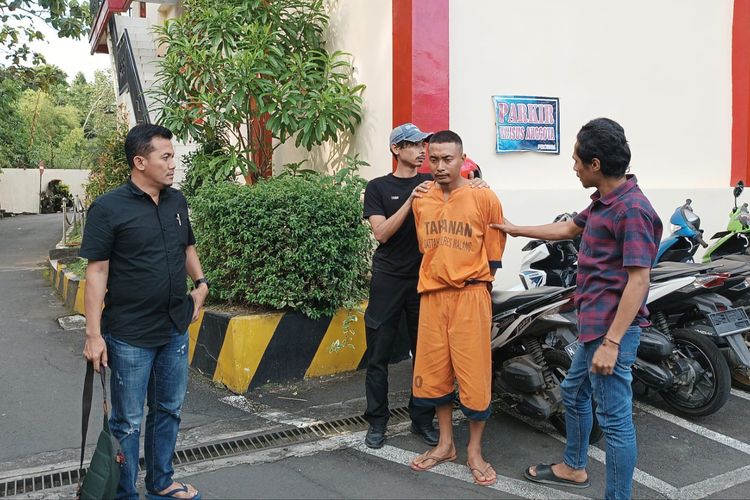 Pelaku pembunuhan kepada ibu kandung saat digelandang di Mapolres Malang, Sabtu (15/4/2023).