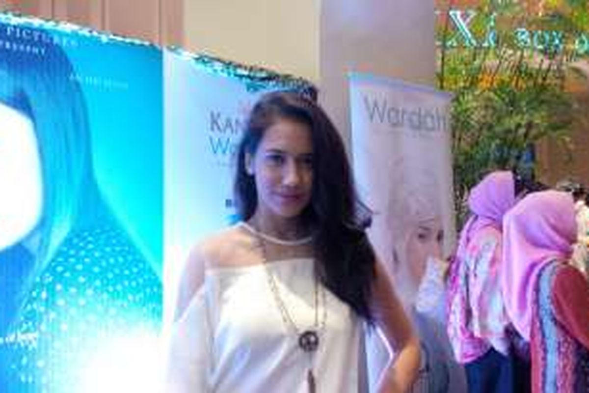 Artis peran Pevita Pearce saat menghadiri screening film I am Hope, di XXI Epicentrum, Kuningan, Jakarta Selatan, Selasa (9/2/2016).