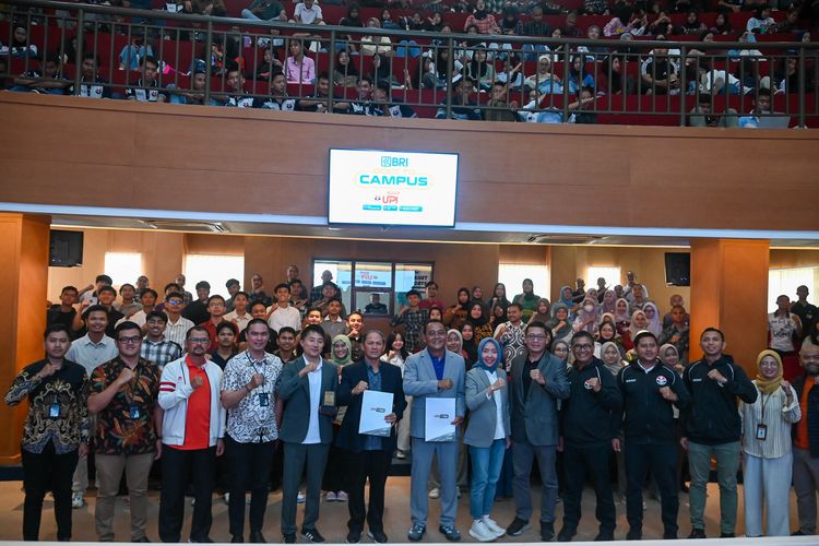 Momen foto bersama dalam I.Leageu Goes to Campus UPI pembekalan tentang industri sepak bola kepada mahasiswa FPOK UPI, Rabu (19/11/2025) di Gedung FPOK UPI, Jl Setiabudhi, Bandung. 