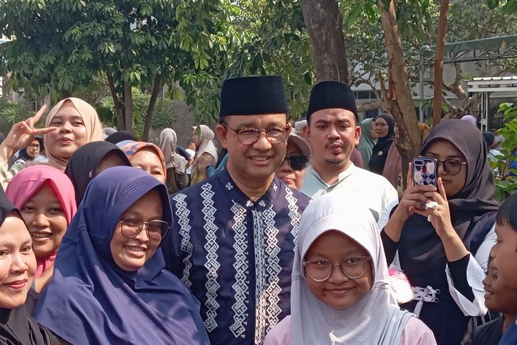 Anies Baswedan berfoto bersama warga di Masjid Babul Khoirot, Lebak Bulus, Jakarta Selatan, Senin (17/6/2024).Babul