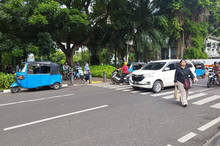 Kondisi arus lalu lintas Jalan Pegangsaan Timur, Menteng, Jakarta Pusat ramai lancar meski banyak motor melawan arah, Rabu (6/3/2024)