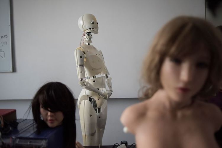 Suasana pabrik pembuatan robot seks di Dalian, China (1/2/2018). Robot tersebut nantinya tidak sekadar menjadi robot seks. Namun juga membantu warga lanjut usia di sana.
