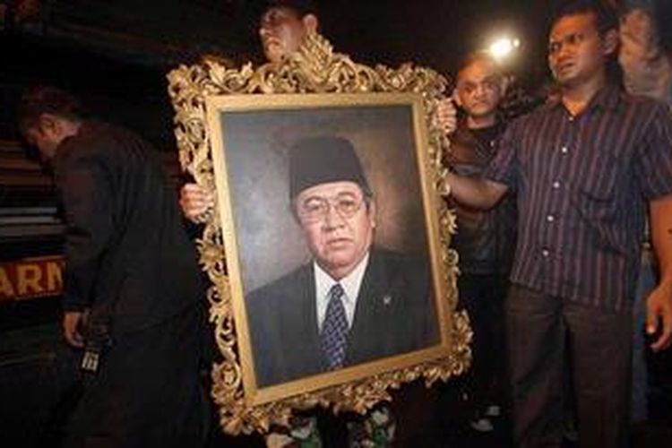 Petugas mengangkut foto diri almarhumTaufik Kiemas dari rumah duka Jl Teuku Umar no 27 Jakarta Pusat, untuk dibawa ke Bandara Halim Perdana Kusuma, Sabtu (8/6/2013). Ketua MPR RI Taufik Kiemas yang juga suami Presiden Republin Indonesia ke 5 Megawati Soekarno Putri hari ini meninggal karena sakit di Singapura setelah melewati serangkaian perawatan.  