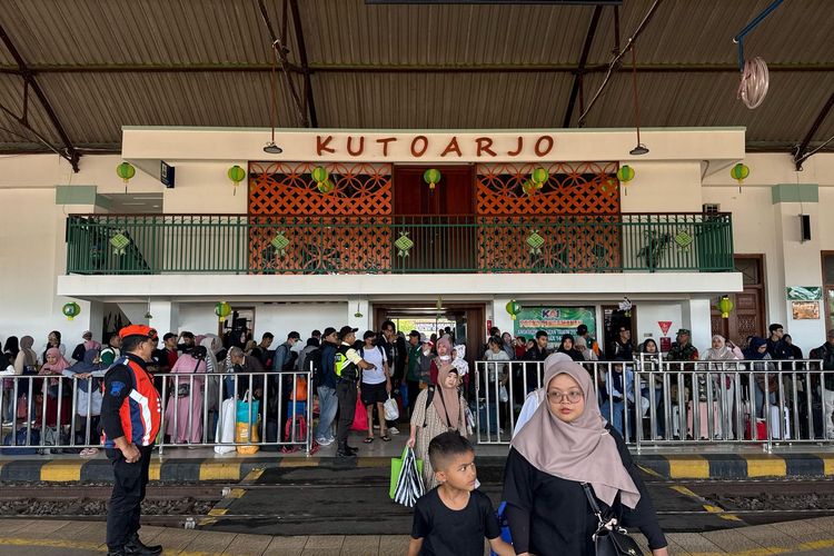 Suasana Stasiun Kutoarjo saat musim mudik lebaran tahun 2025 