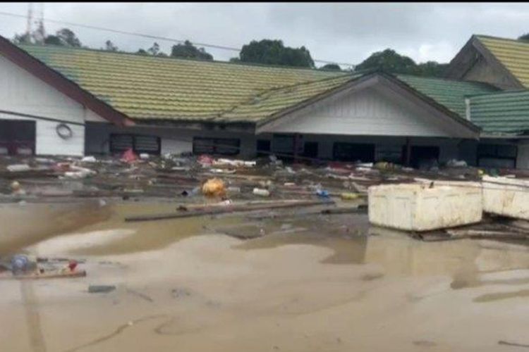 Kantor Dinas Kesehatan Mahakam Ulu yang tenggelam akibat banjir, Kamis (16/5/2024).