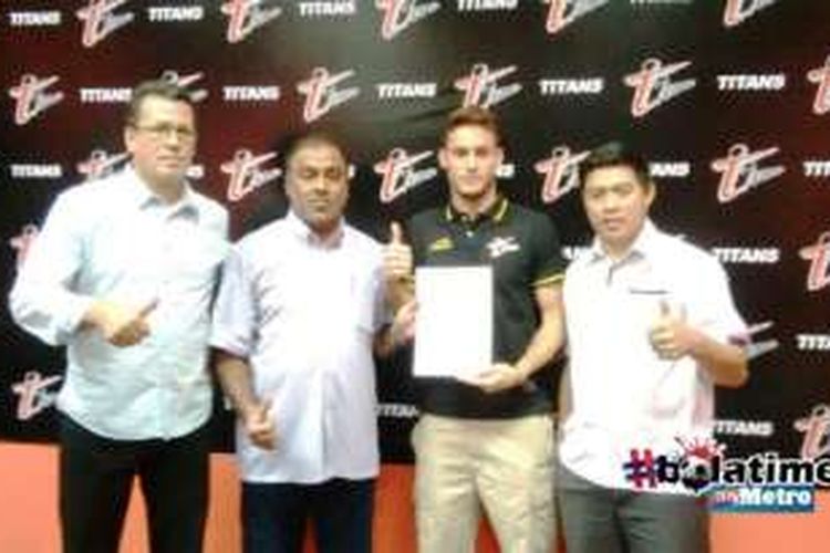  Patrick Dos Santos Cruz (dua dari kanan) dan dua pengurus TFC 2 serta agennya, Nelson Leon Sanchez (kiri) usai menandatangani kontrak. 