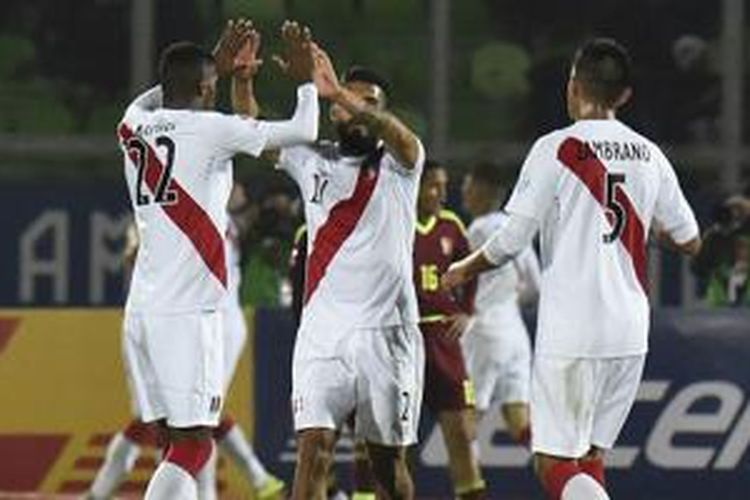 Para pemain Peru merayakan keberhasilan mencetak gol ke gawang Venezuela, Kamis (18/6/2015). 