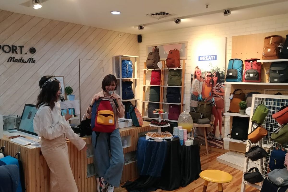Para remaja wanita kini bisa custom bag dengan desain dan warna sesuai pribadinya di Bandung. Ada beberapa jenis tas dan warna yang ditawarkan. 