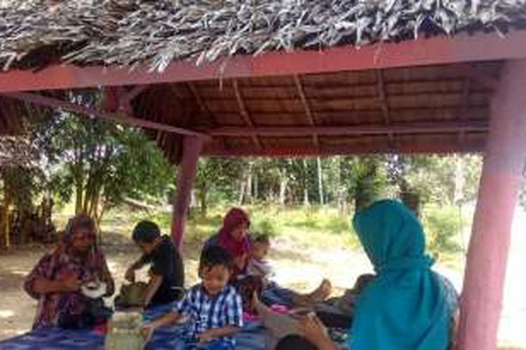 Pengunjung sedang menikmati kelapa muda Medan-Banda Aceh, Desa Sungai Raya, Kecamatan Sungai Raya, Aceh Timur, Sabtu (24/9/2016).  