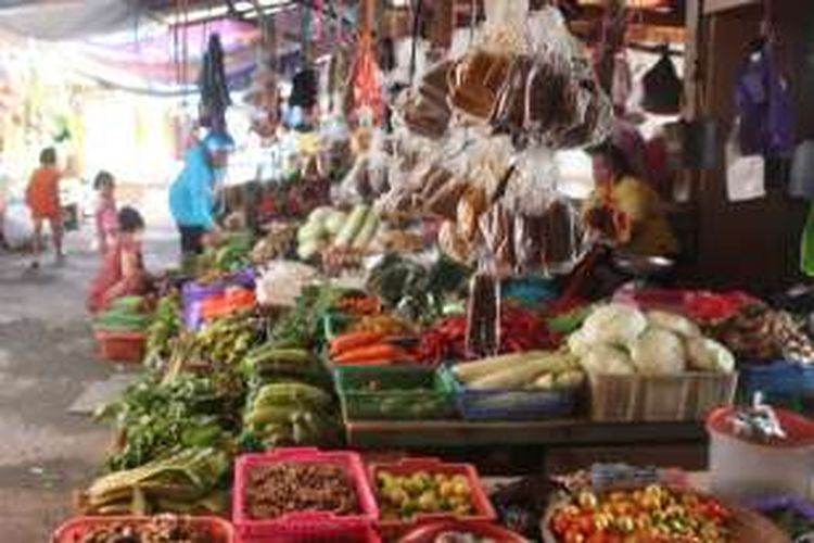 Pedagang sayur di Pasar Liem Hie Djung wilayah perbatasan Kabupaten  Nunukan, Kalimantan Utara, mengeluhkan tingginya kenaikan sayur-mayur akibat tidak adanya pasokan dari Malaysia. Selama 3 pekan terakhir, pemerintah Malaysia menutup jalur perdagangan tradisional.