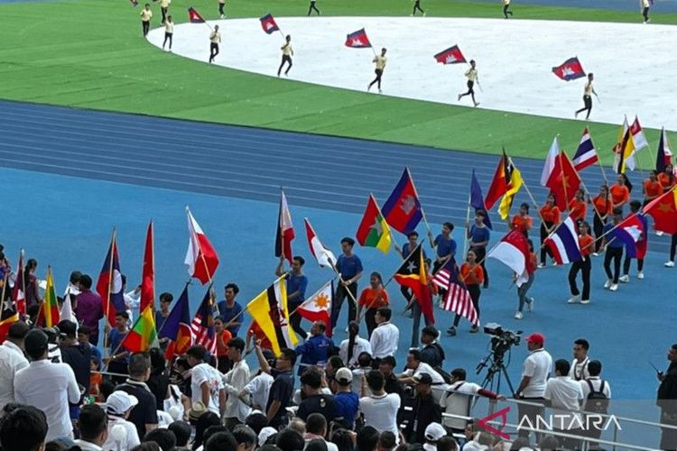 Para penari membawa bendera Indonesia dalam posisi terbalik dalam upacara pembukaan SEA Games XXXII/2023 Kamboja di Morodok Techo National Stadium, Phnom Penh, Jumat (5/5/2023)