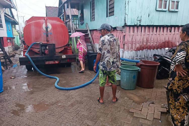 Warga pulau Bungin menampung bantuan air bersih 